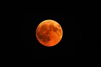 La Luna se ti&ntilde;e de rojo tras el hist&oacute;rico eclipse solar de agosto