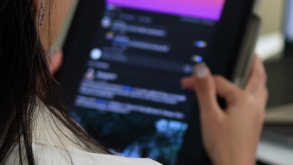 De los chatbots a los agentes de IA: qu&eacute; cambia cuando la tecnolog&iacute;a ya no solo responde